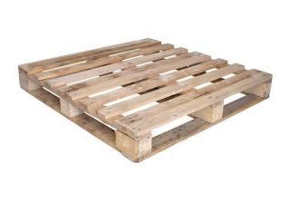Nieuwe houten pallet met open dekstructuur, bestaande uit 7 deklatten en 9 blokken, liggend op een witte achtergrond.