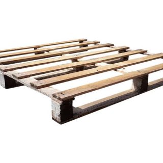 Houten pallet met open dek bestaande uit vijf deklatten en drie blokken, geïsoleerd weergegeven in een neutrale omgeving.